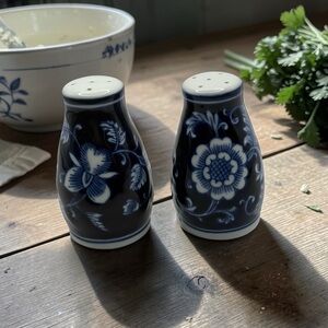 Pier 1 Mandarin Salt Pepper Shakers Ceramic Chinoiserie Cobalt Blue White floral
